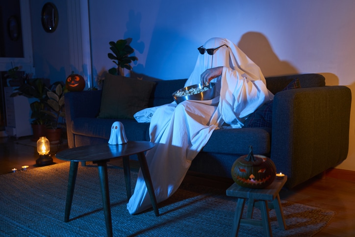Als Gespenst verkleideter Filmzuschauer an Halloween