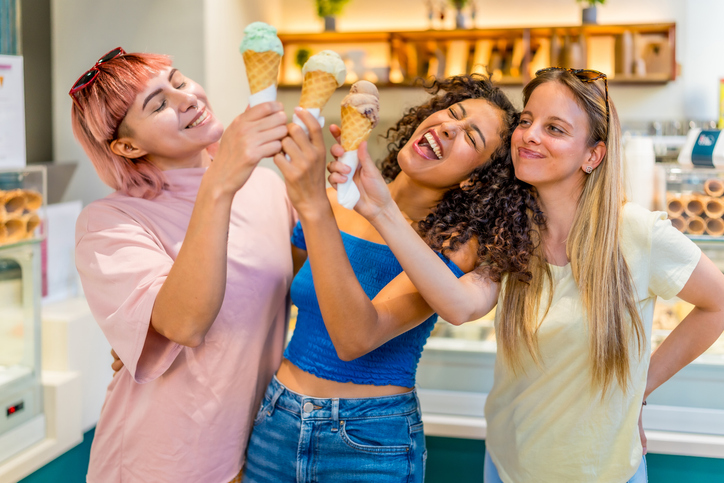 Drei junge Frauen essen Eis