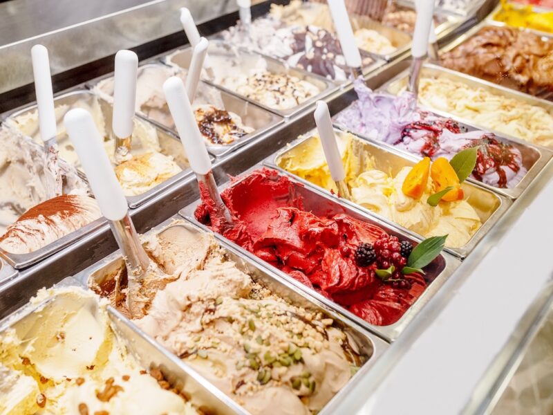 verschiedene Eissorten in einer Eisdiele
