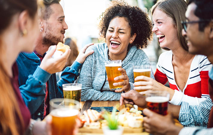 Junge Menschen sitzen im Biergarten