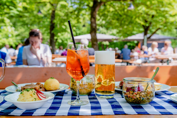 Getränke stehen auf einem Tisch im Biergarten