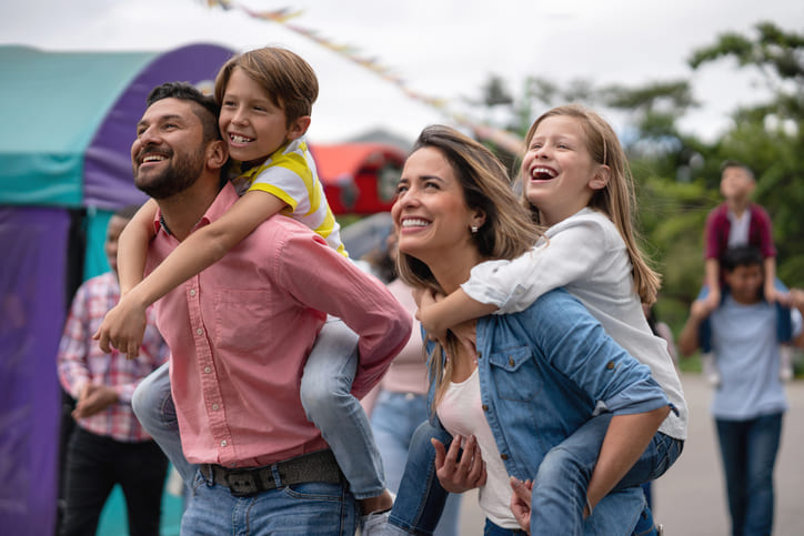 Familie auf einem Jahrmarkt, einem Event in Lindau