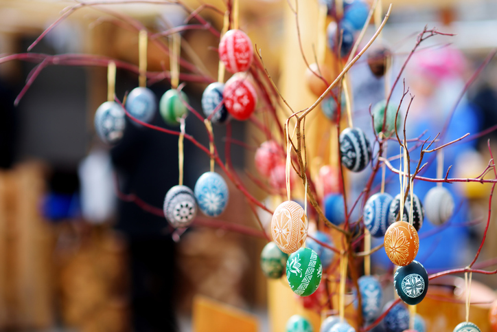 Bunte Ostereier hängen an Zweigen in Oster- und Frühjahrsmärkten in Friedrichshafen