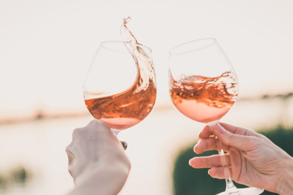 Zwei Weingläser mit Rosewein prosten sich zu