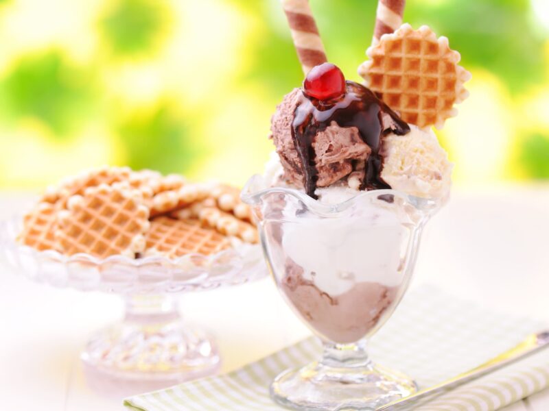 Eisbecher mit Waffeln steht auf einem Tisch