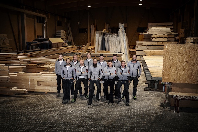 Gruppenfoto Mitarbeiter Holzbau Fugel GmbH in Holzwerkhalle