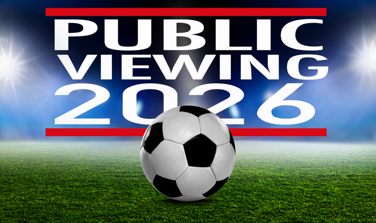 Markanter Schriftzug Public Viewing 2026 mit klassischem Fußball vor Stadion-Hintergrund