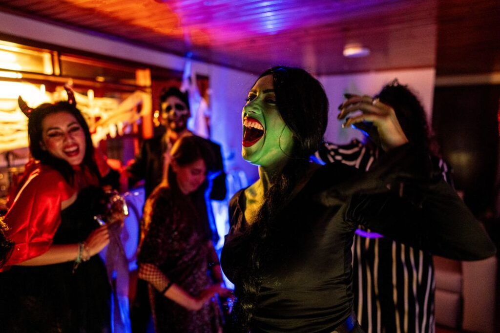 eine Halloweenparty ist in vollem Gange